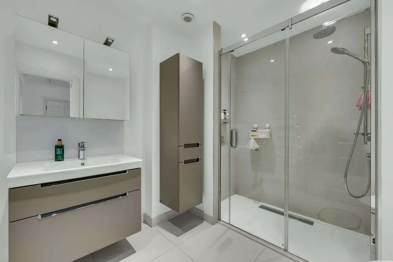 Clearwater Place, Surbiton, United Kingdom, KT6 4ET, photo 6