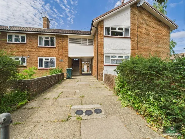2 bed flat for sale — Canterbury Road, Tilgate