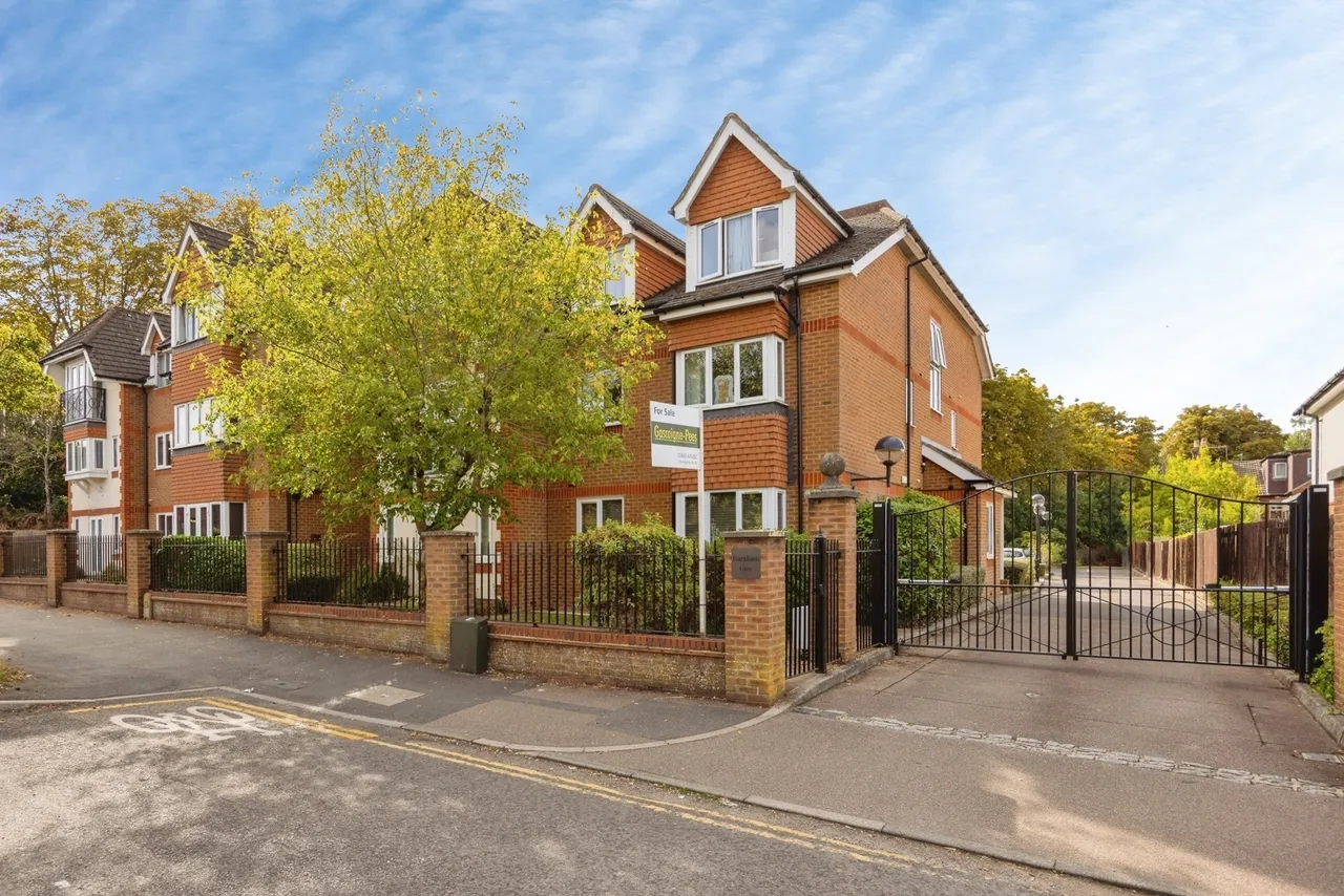 2 bed flat for sale, Stoke Road, Guildford, GU1