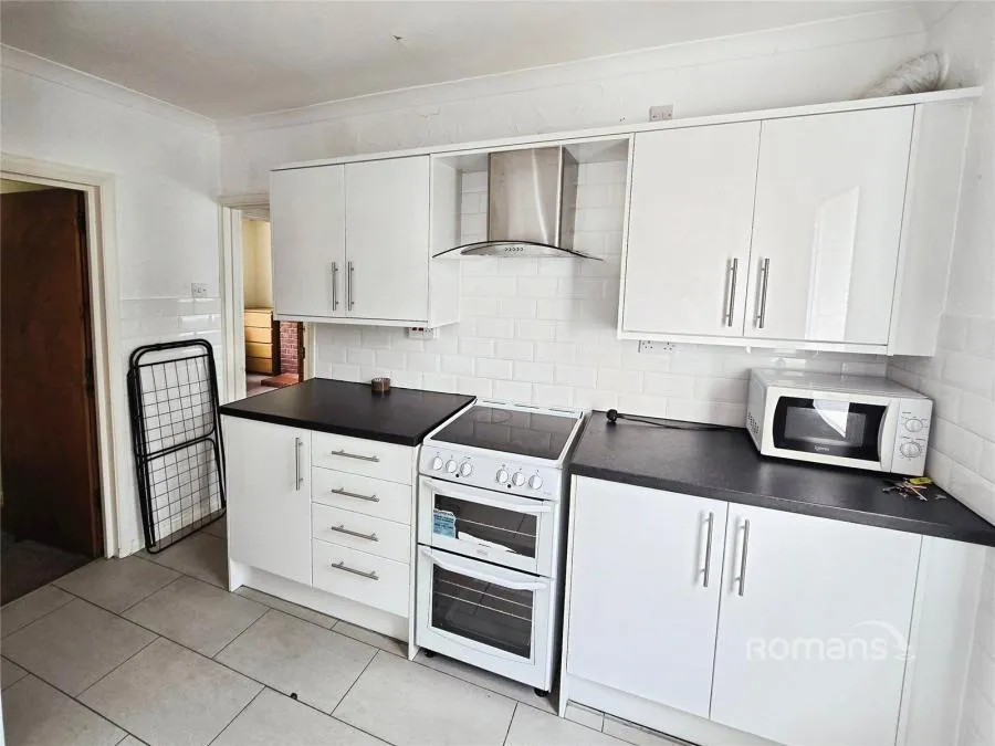 Larchwood Drive, Englefield Green, TW20, photo 4