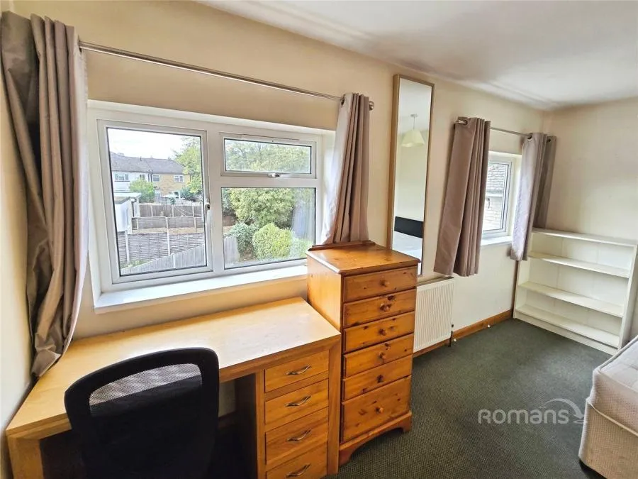 Larchwood Drive, Englefield Green, TW20, photo 2