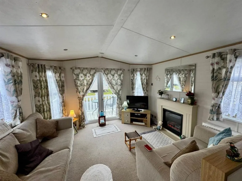 Shore Road, LL19, photo 8