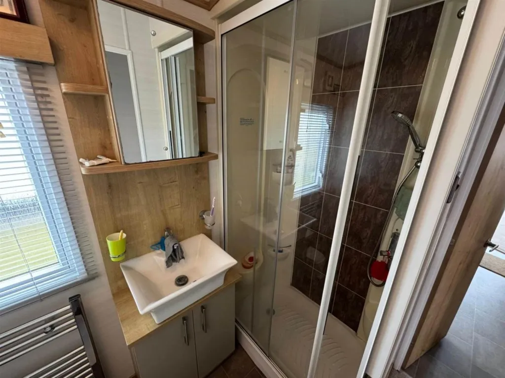 Shore Road, LL19, photo 21