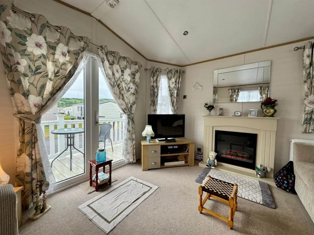 Shore Road, LL19, photo 9