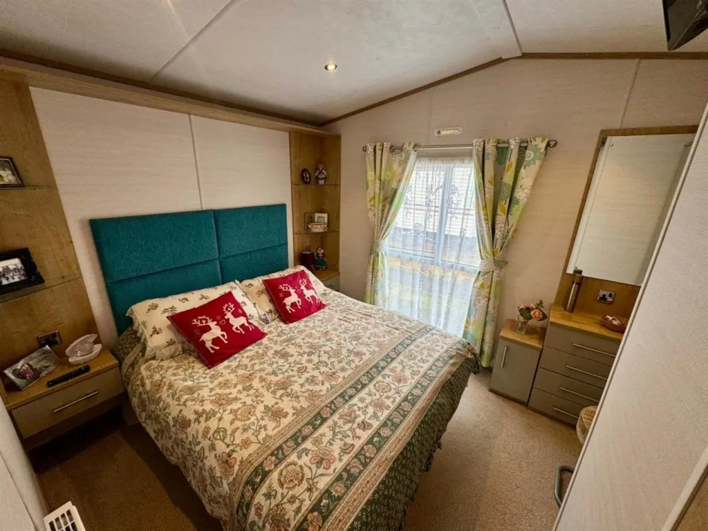 Shore Road, LL19, photo 17