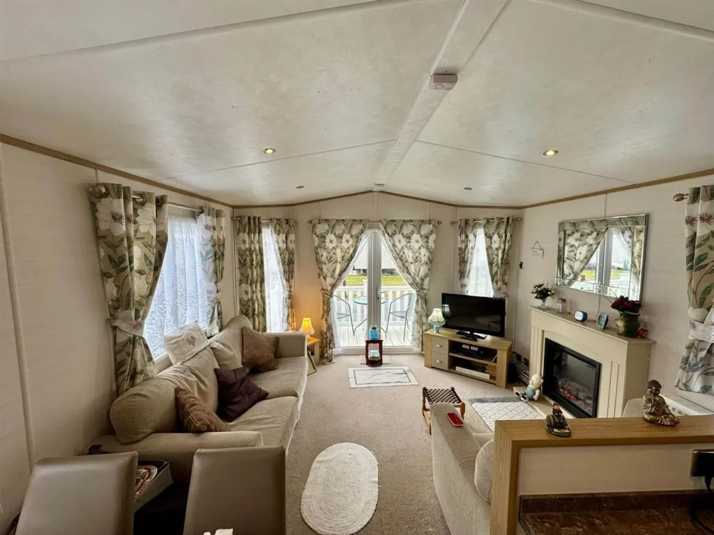 Shore Road, LL19, photo 7