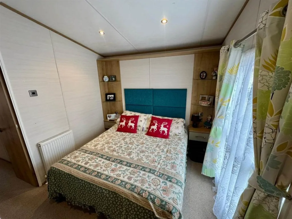 Shore Road, LL19, photo 16