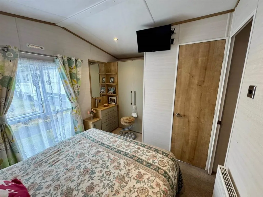 Shore Road, LL19, photo 18
