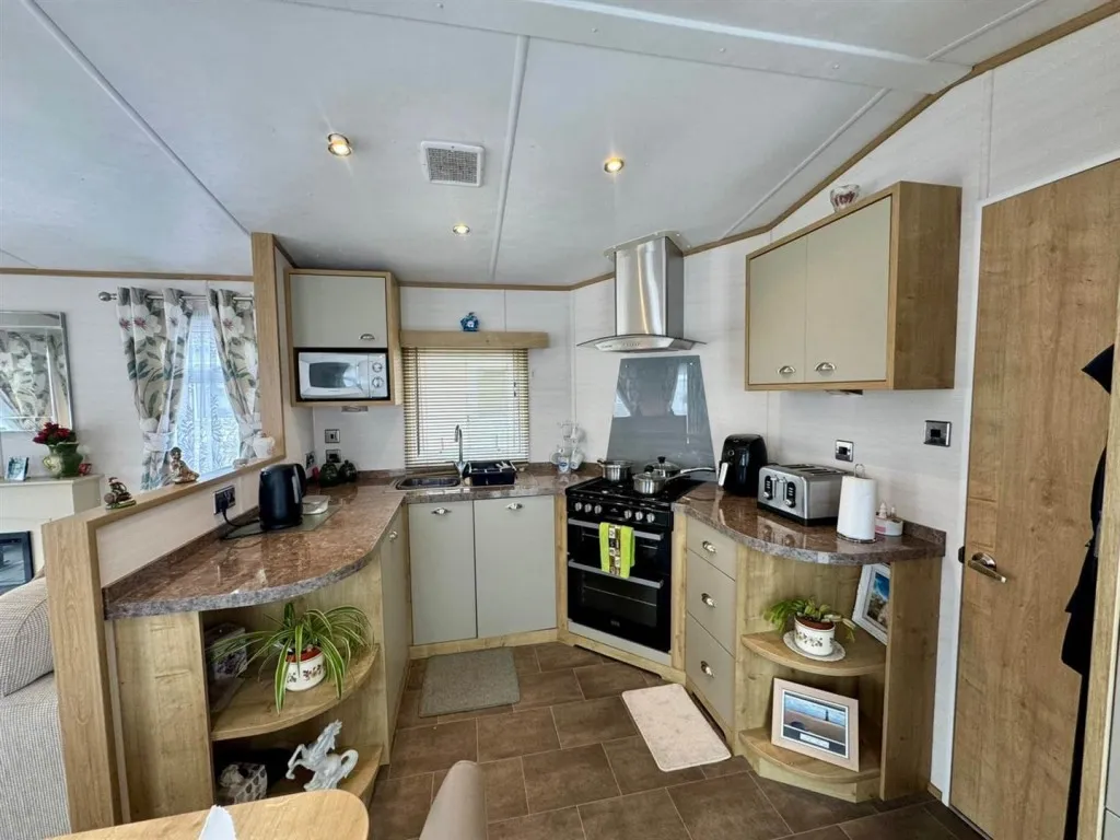 Shore Road, LL19, photo 12
