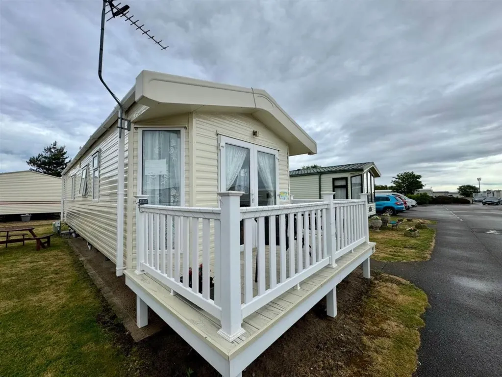 Shore Road, LL19, photo 2