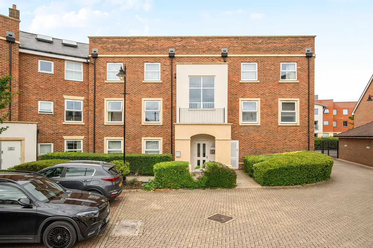 2 bed property for sale — Summer Gardens, Ickenham, UB10