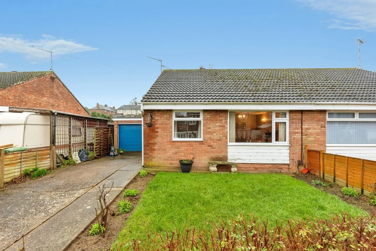 2 bed house for sale — Wroxall Drive, Grantham