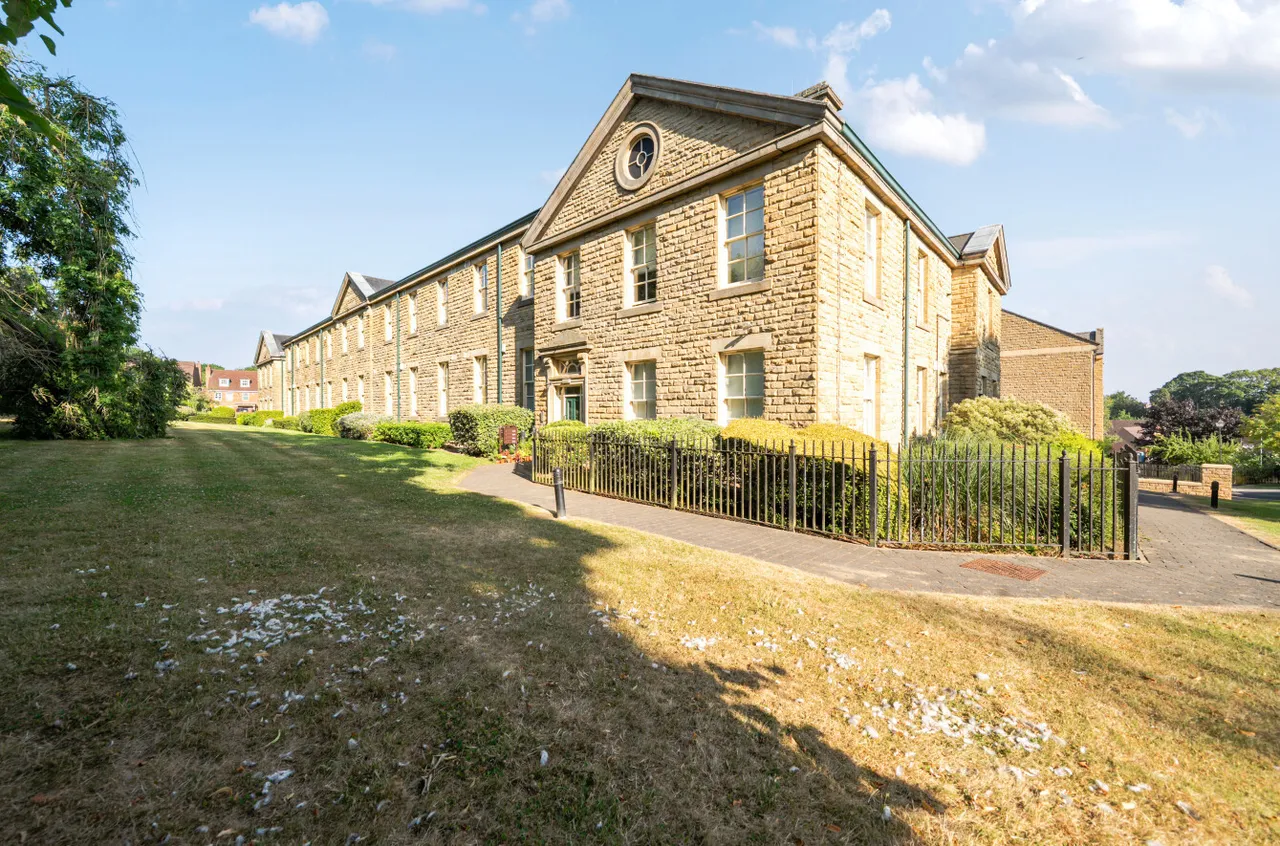 Stoneleigh Court, Shadwell, LS17, photo 15