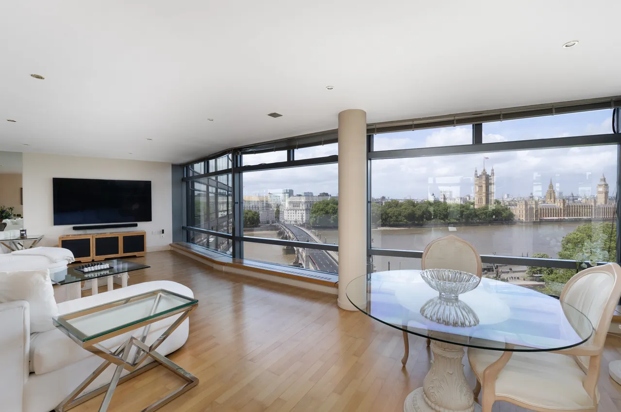 Lambeth, Parliament View Apartments, Albert Embankment, London, photo 2