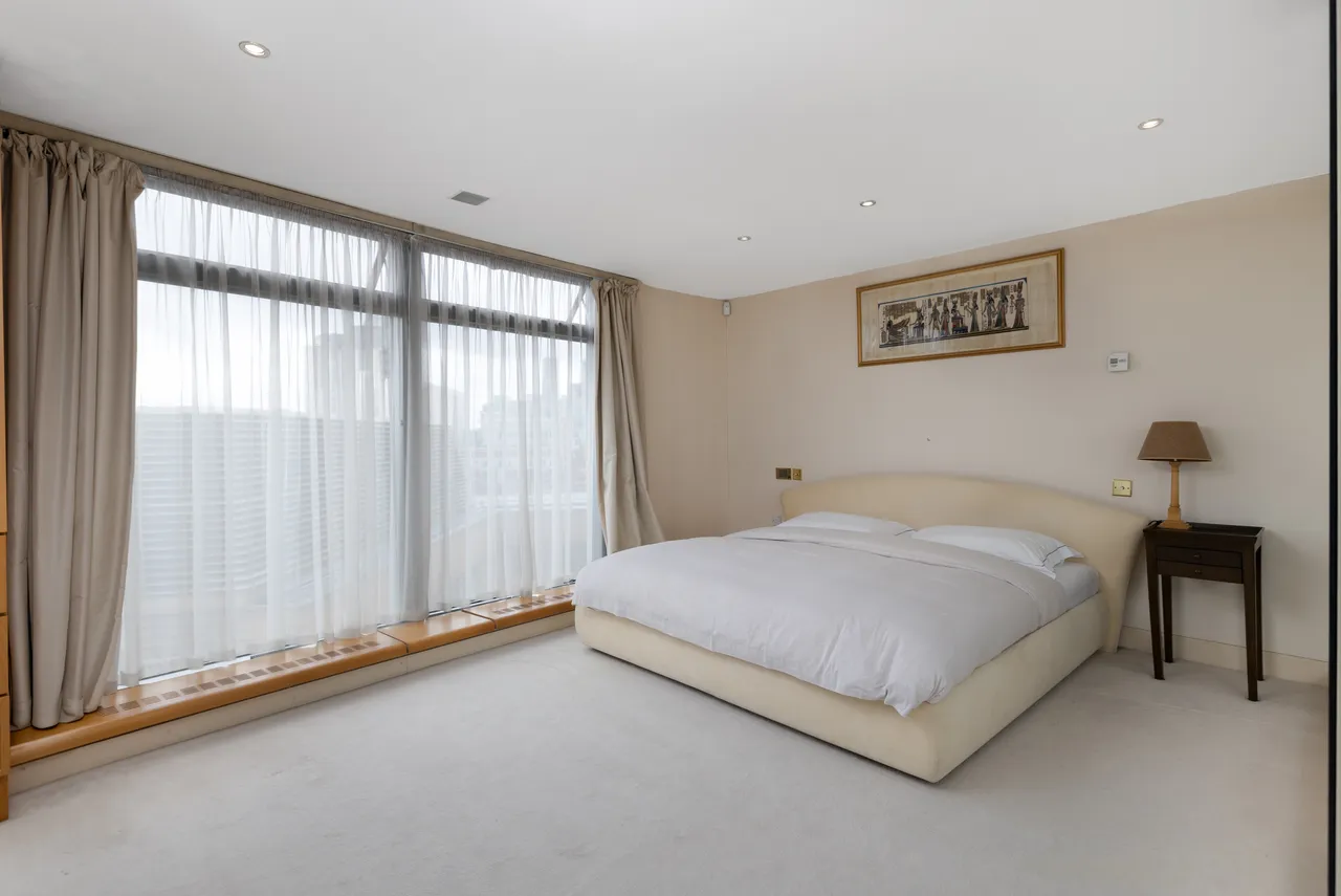 Lambeth, Parliament View Apartments, Albert Embankment, London, photo 7