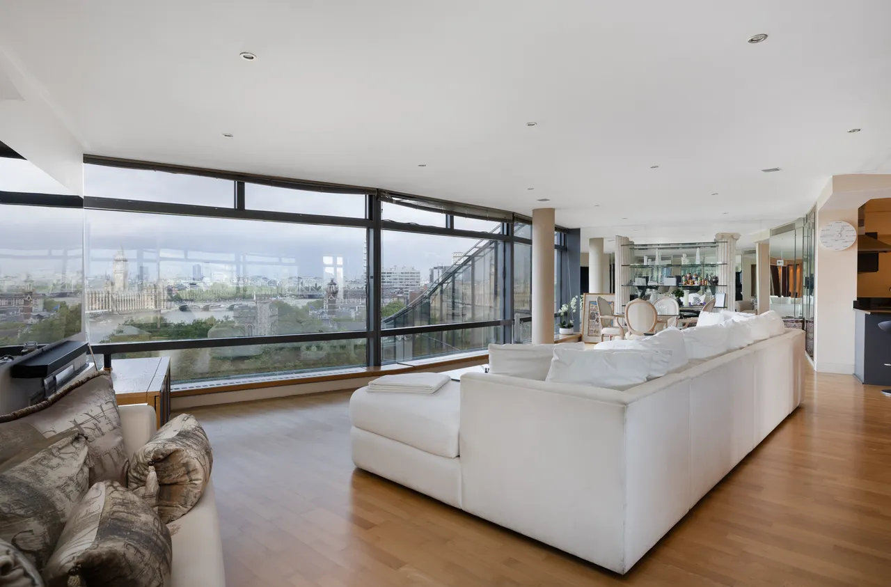 Lambeth, Parliament View Apartments, Albert Embankment, London, photo 4