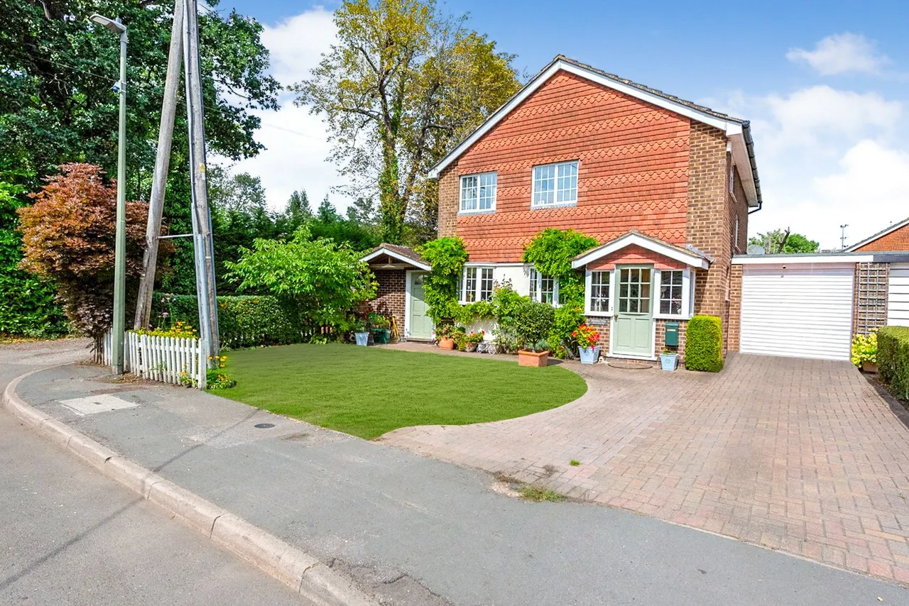 4 bed house for sale — Shawfield Lane, Ash, Guildford, Surrey, GU12 6QZ