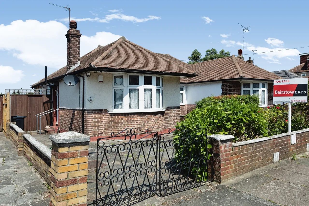 2 bed house for sale — Strafford Avenue, Ilford, IG5
