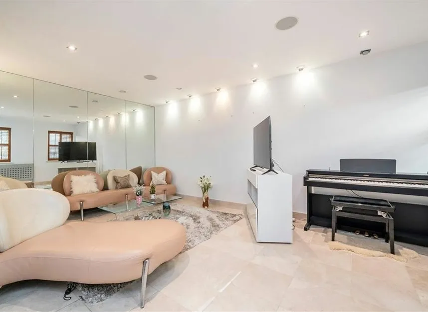 Park Crescent Mews East, Marylebone, W1W, photo 6