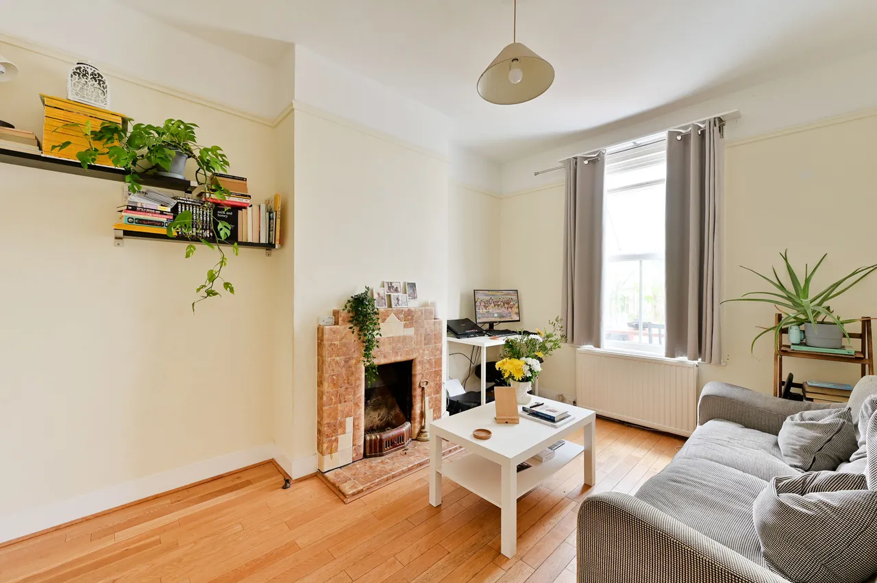 3 bed house to rent — 39 Trewince Road, London