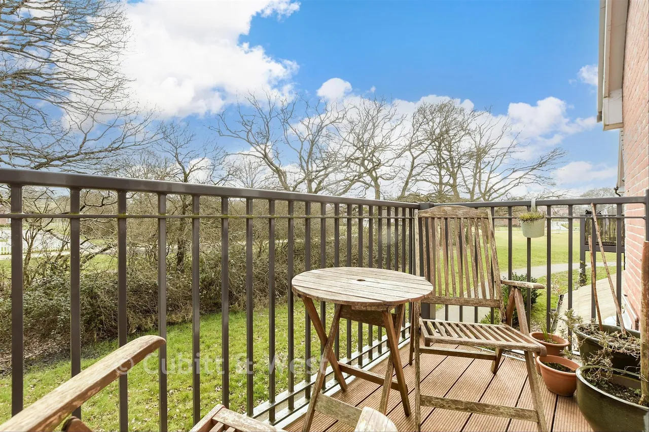 2 bed flat for sale, Shetland Close, Cranleigh, GU6