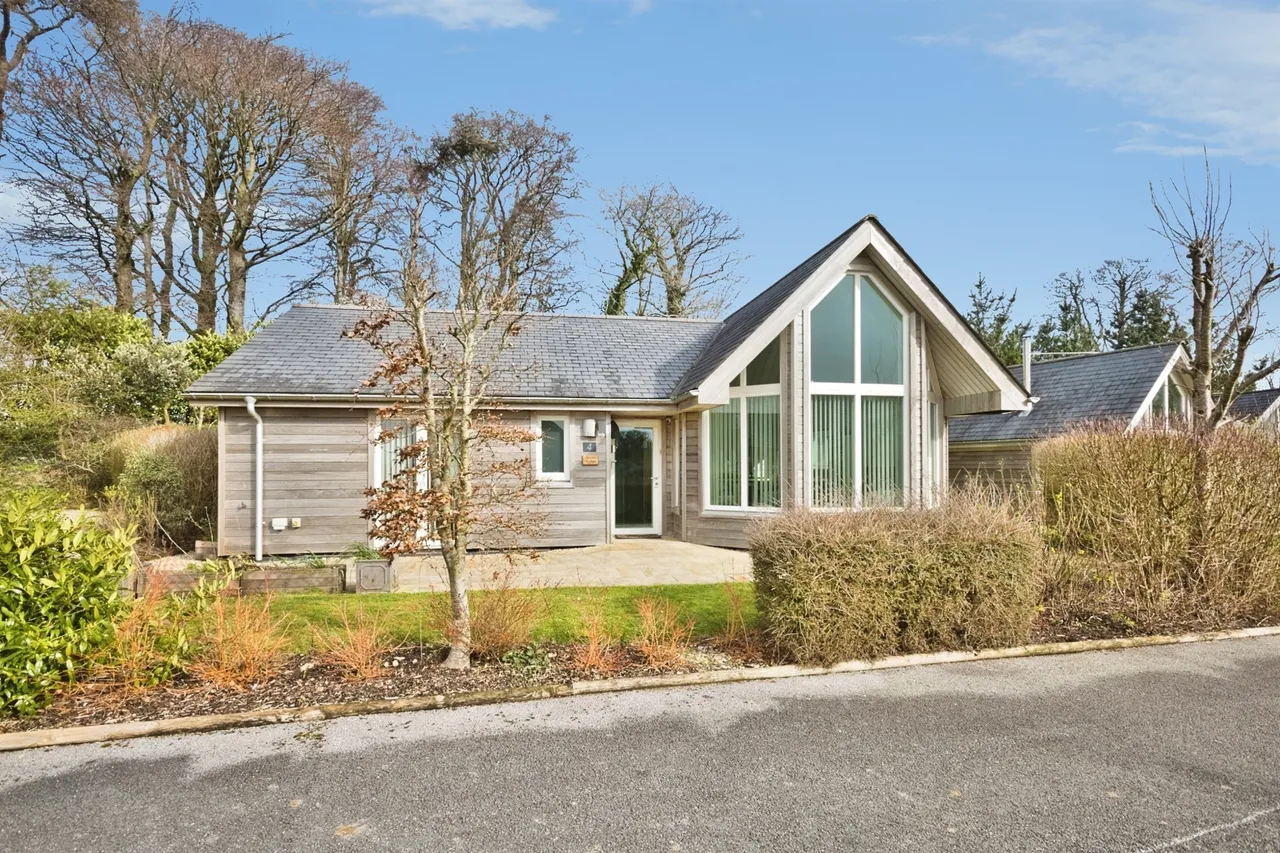 2 bed house for sale — Swandown, Cricket St. Thomas, Chard