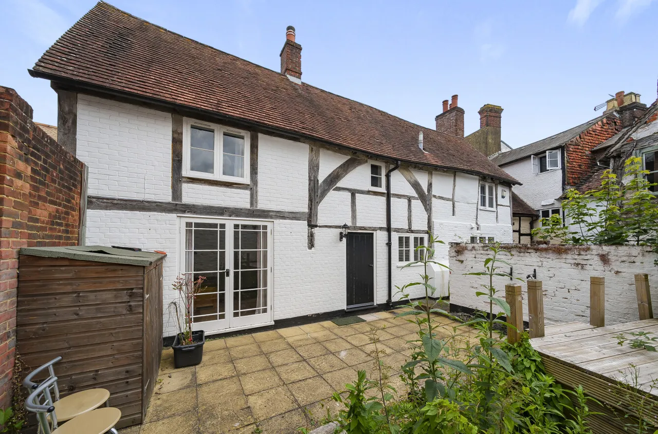 2 bed house to rent, High Street, Alton, GU34
