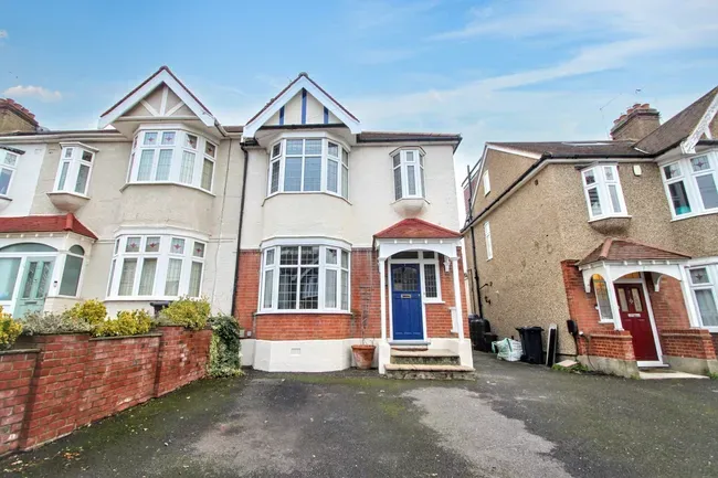 3 bed property for sale — Fairview Gardens, Woodford Green, IG8