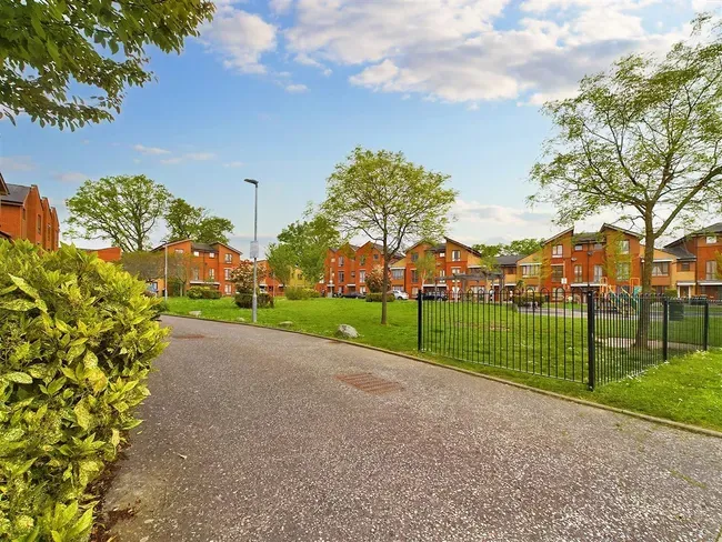 2 bed flat for sale — Commonwealth Drive, Three Bridges