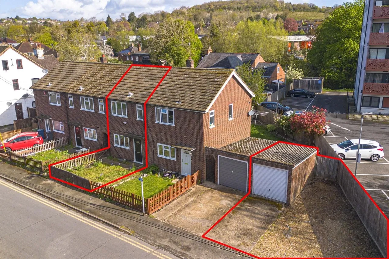 2 bed house for sale, Fennels Road, High Wycombe, HP11