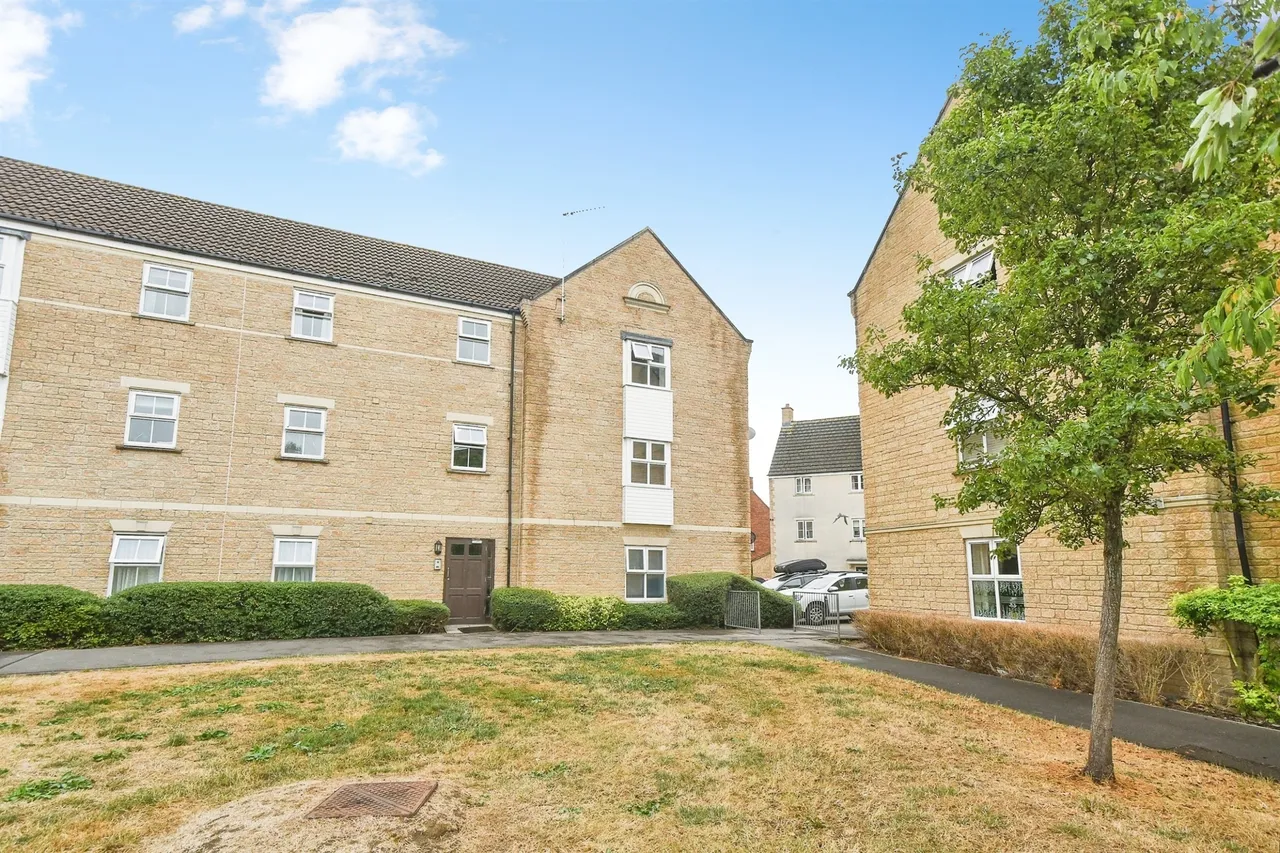 2 bed flat for sale, Grouse Road, Calne, SN11