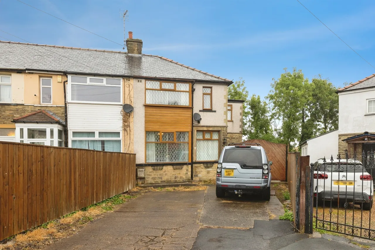 3 bed house for sale — Raymond Drive, Bradford