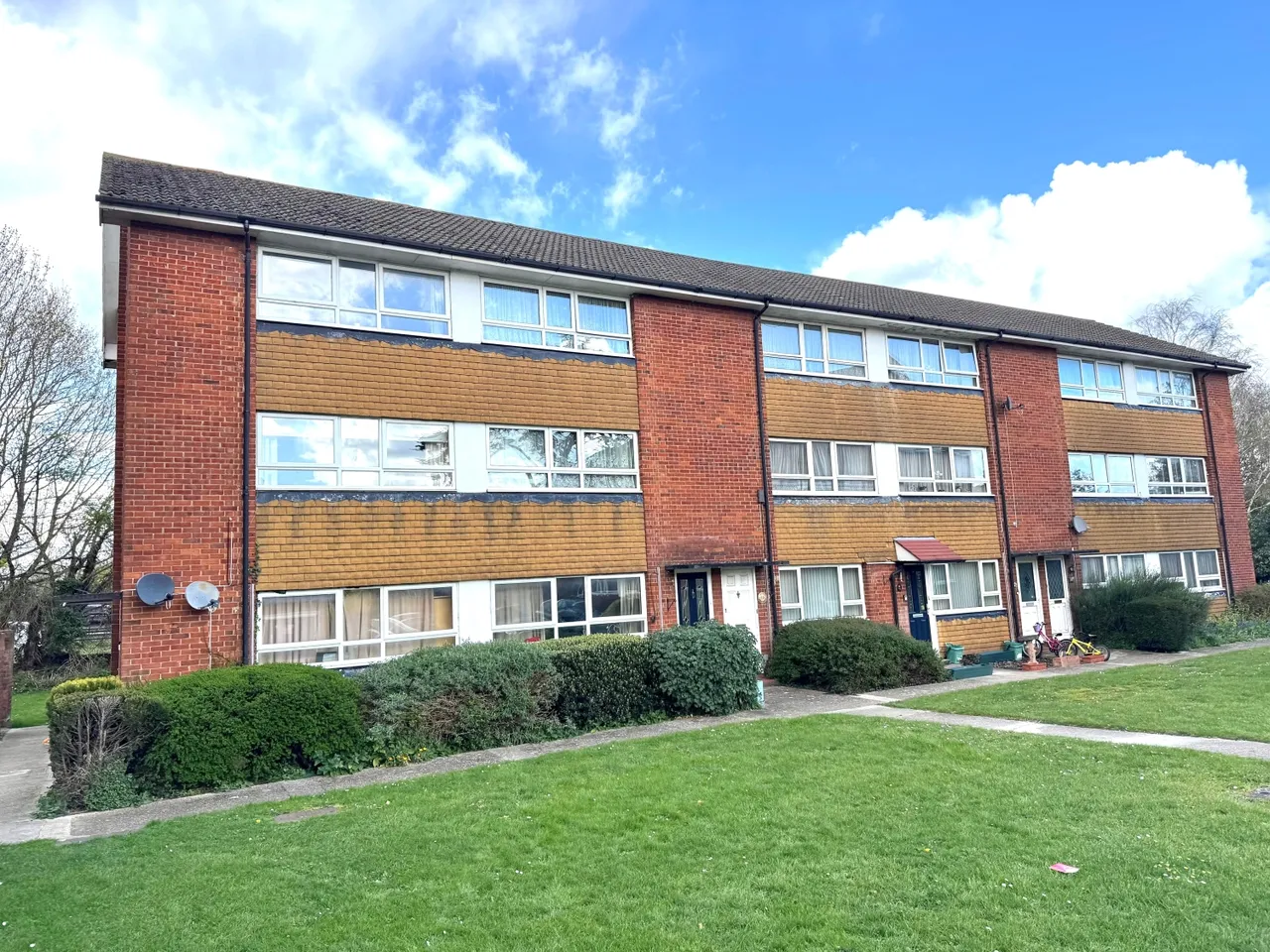 2 bed flat for sale, Mandeville Court Strode Street, Surrey Egham, TW20