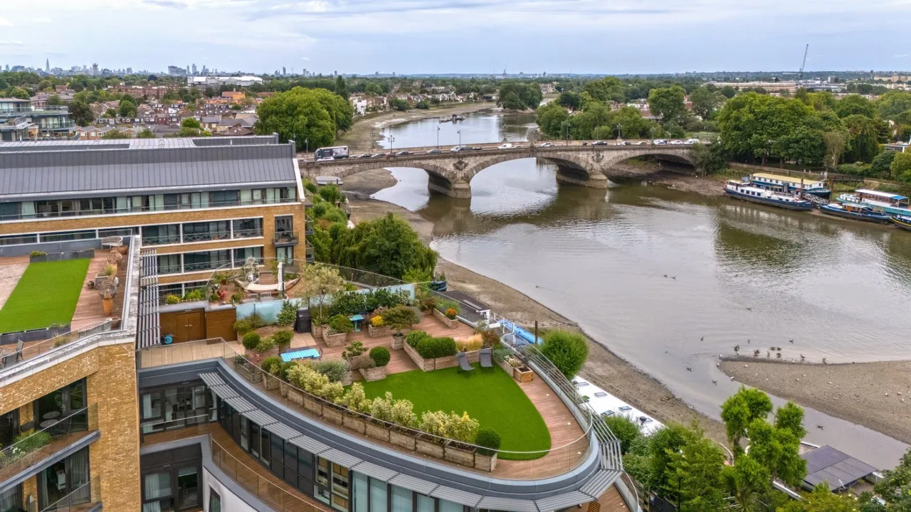 3 bed flat for sale, Kew Bridge Road, Brentford, TW8