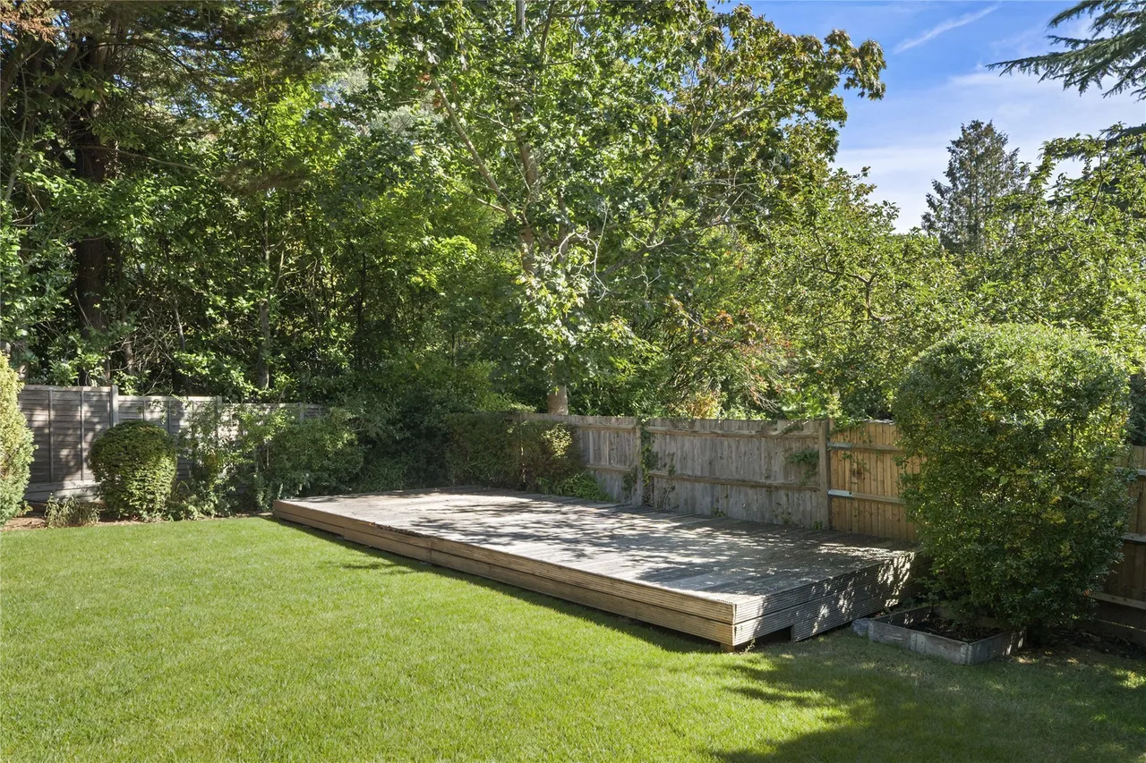 Tudor Close, Cobham, Surrey, KT11, photo 10