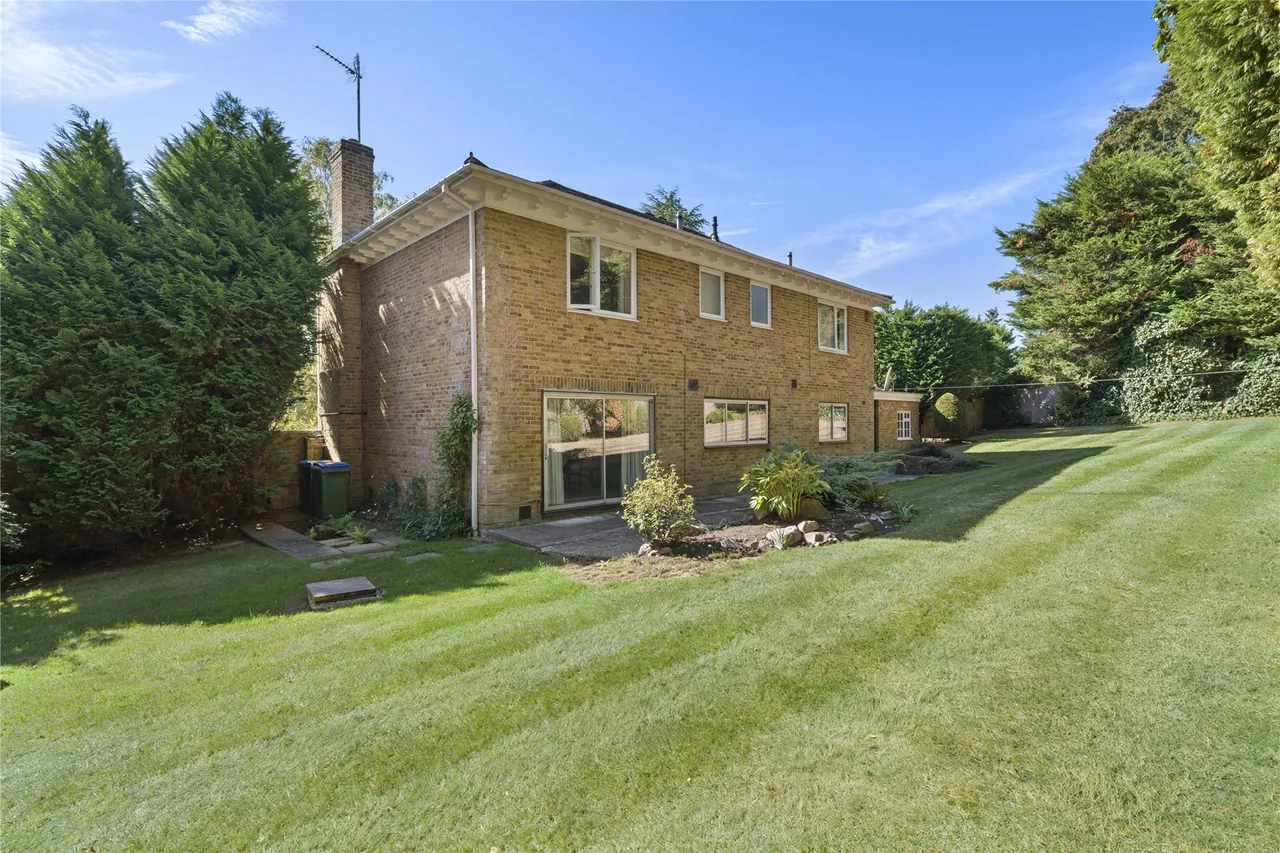 Tudor Close, Cobham, Surrey, KT11, photo 11