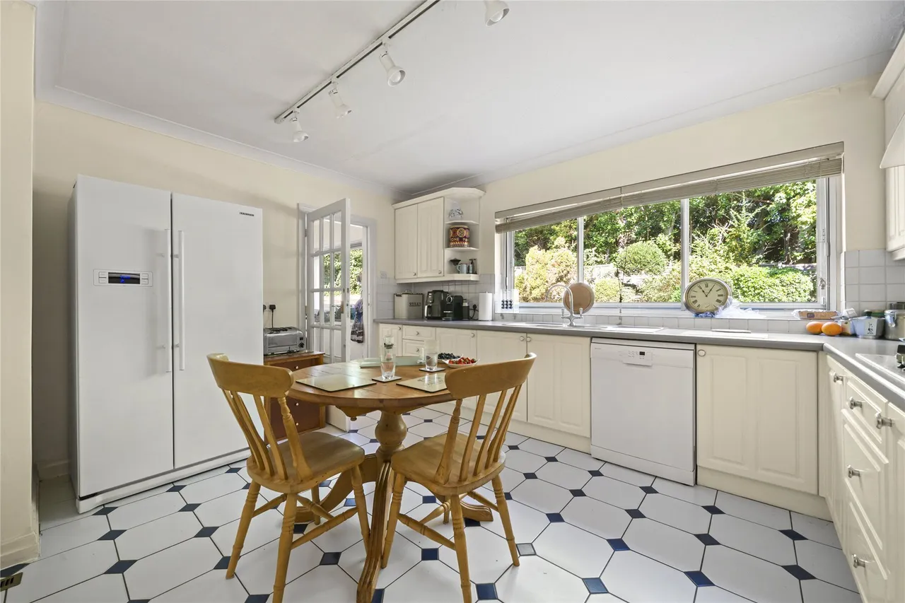 Tudor Close, Cobham, Surrey, KT11, photo 6