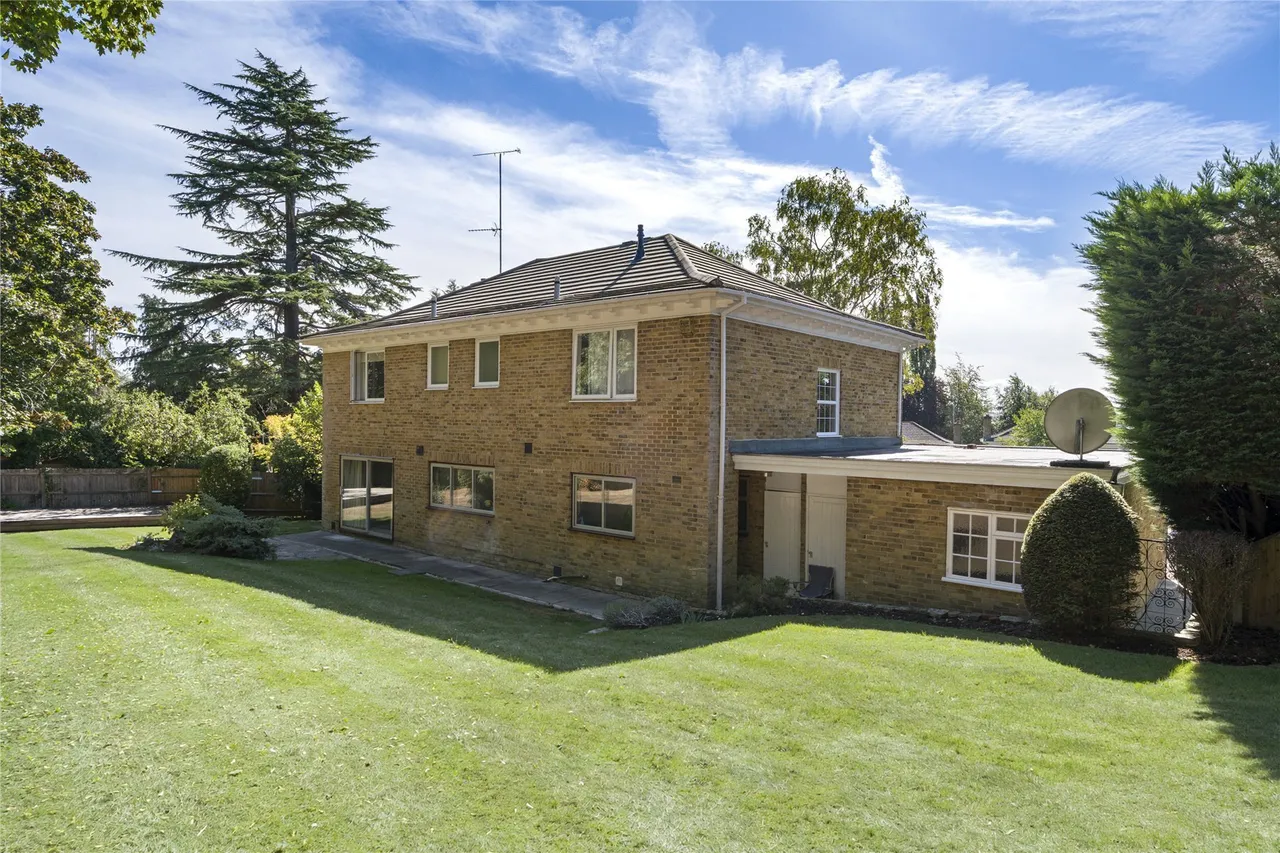 Tudor Close, Cobham, Surrey, KT11, photo 9