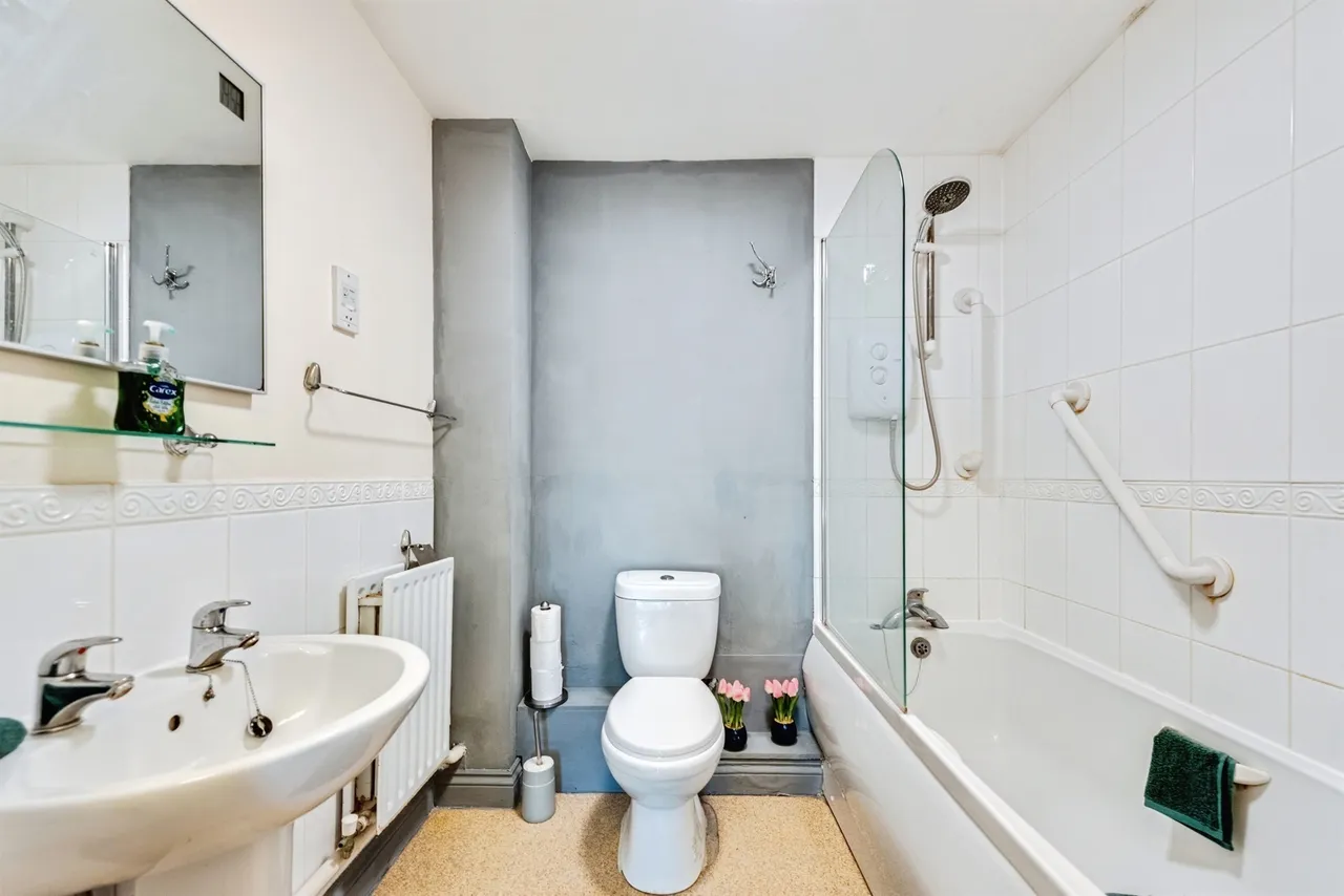 Cheney Manor Road, Swindon, SN2, photo 9