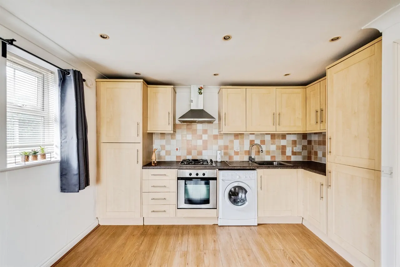 Cheney Manor Road, Swindon, SN2, photo 6