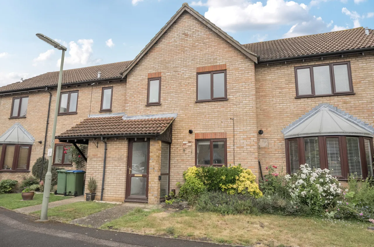 3 bed house for sale, Stonebanks, Walton-On-Thames, KT12