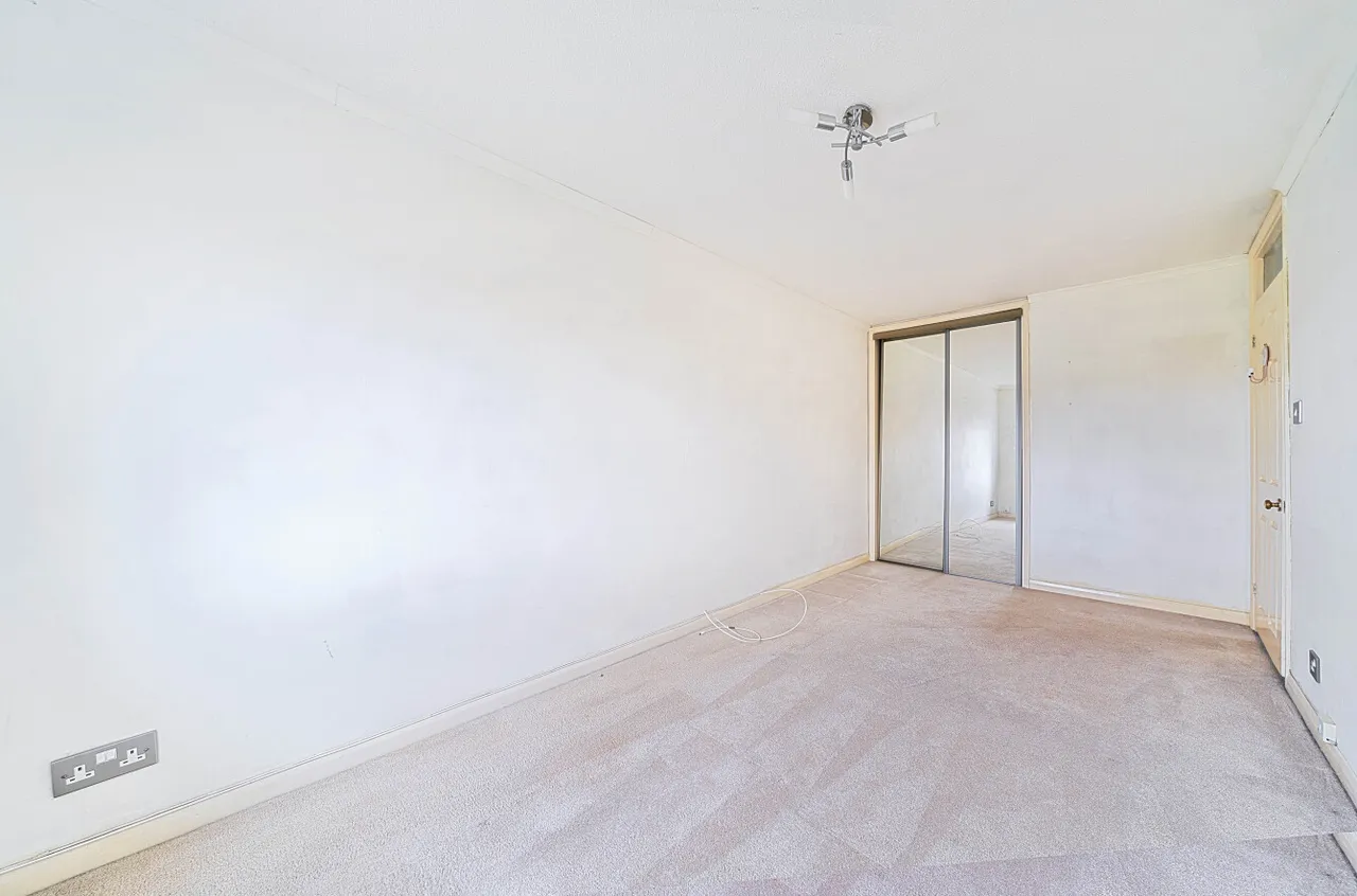 Stonebanks, Walton-On-Thames, KT12, photo 2