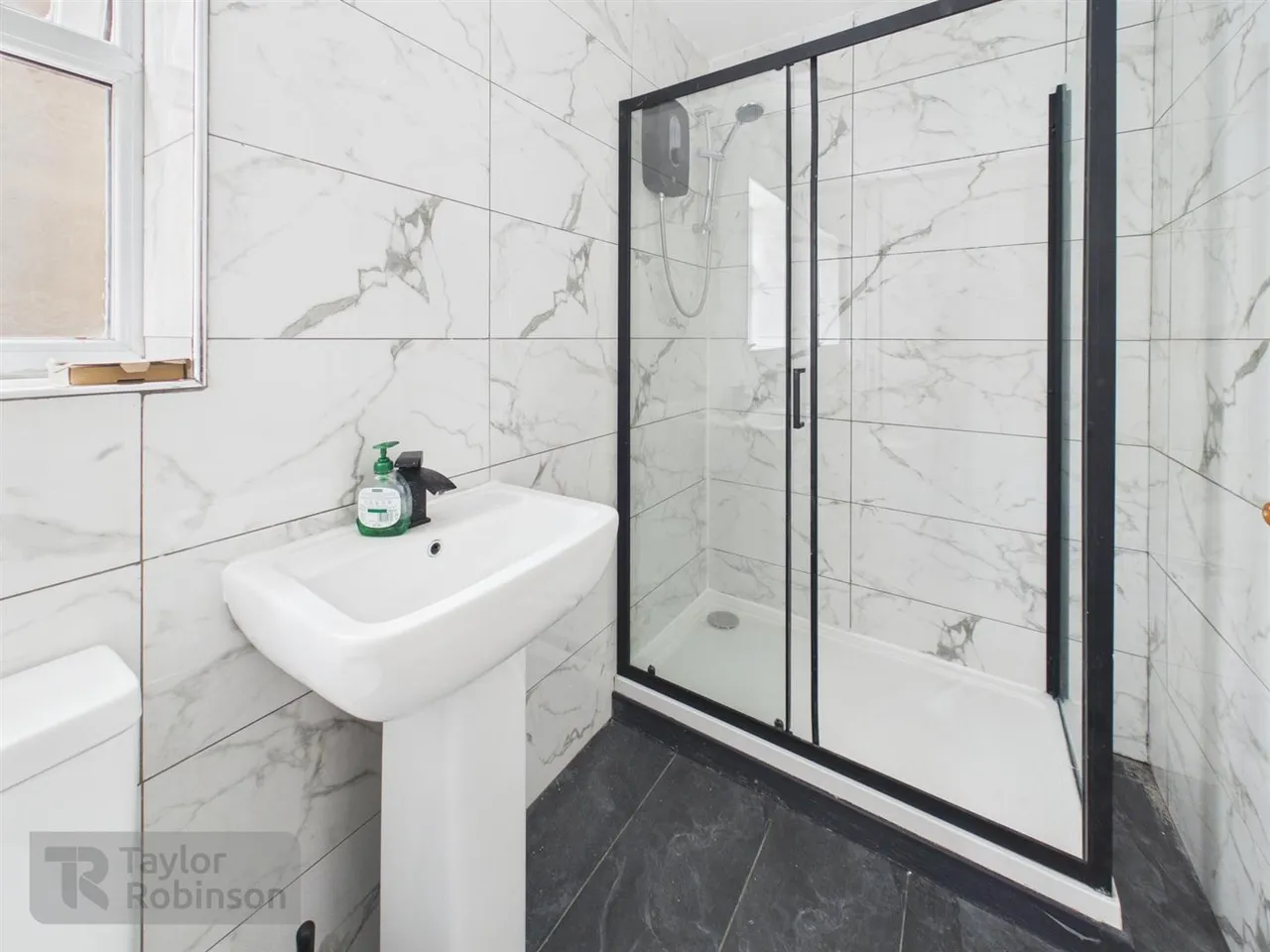 Hylands Close, Furnace Green, RH10, photo 5