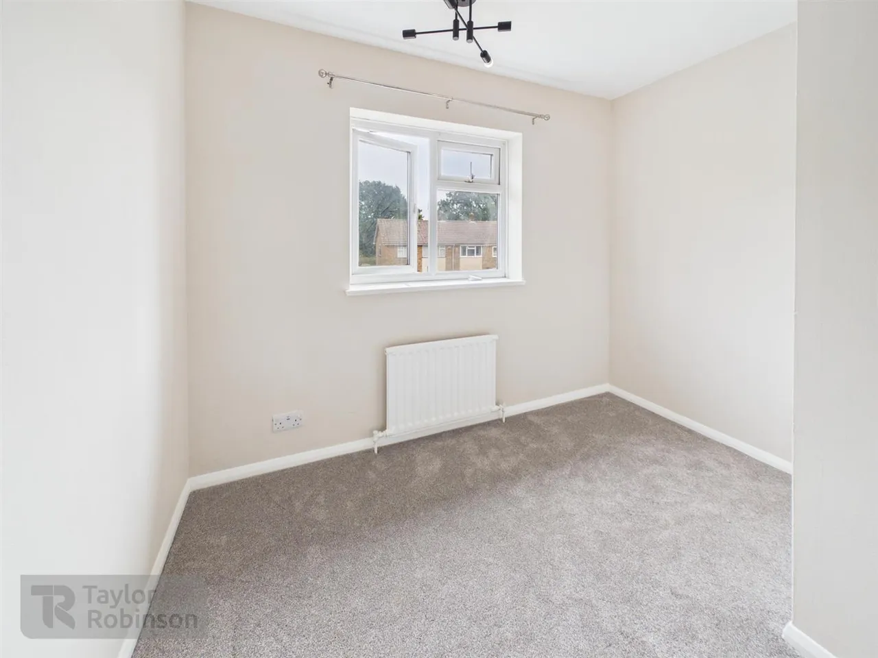 Hylands Close, Furnace Green, RH10, photo 11