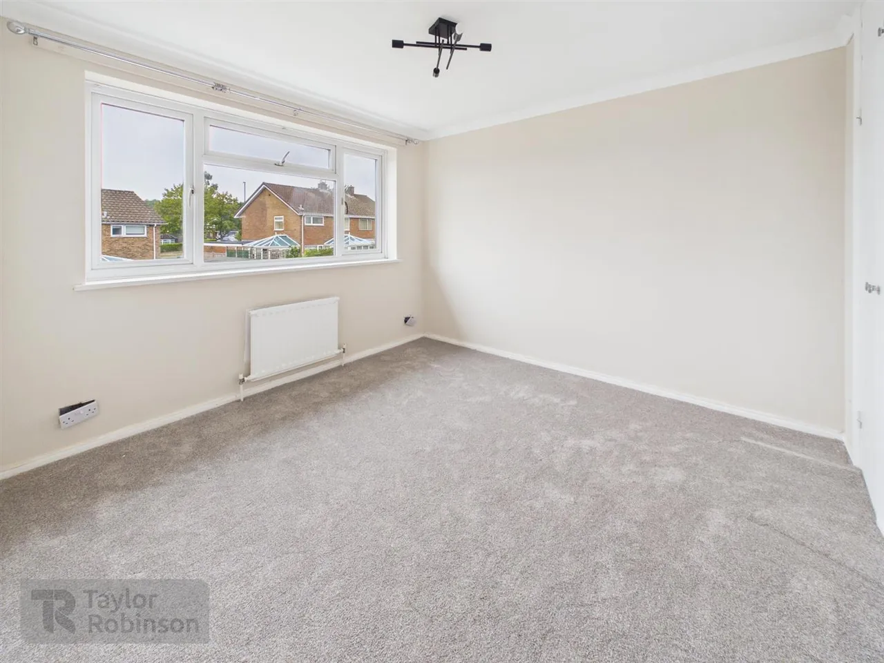 Hylands Close, Furnace Green, RH10, photo 9