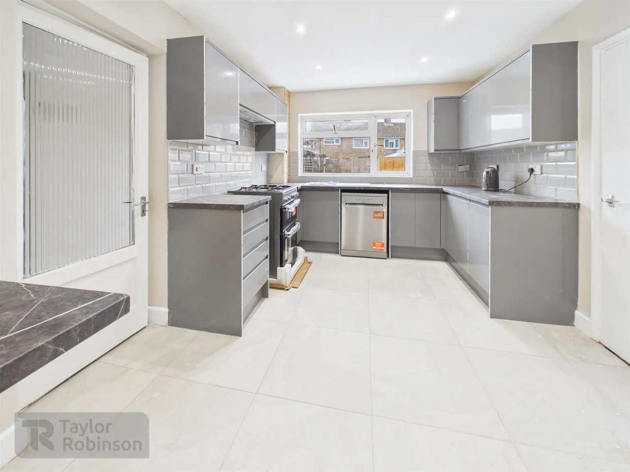 Hylands Close, Furnace Green, RH10, photo 4