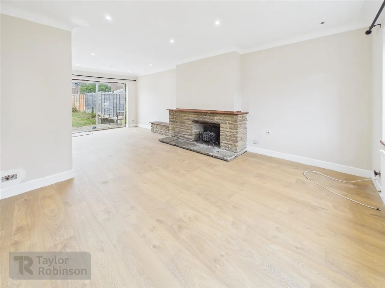 Hylands Close, Furnace Green, RH10, photo 3