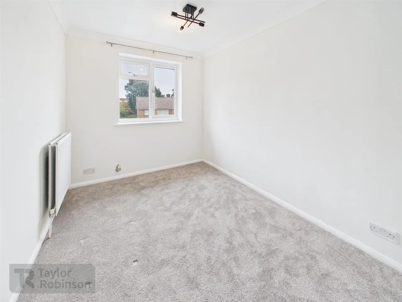 Hylands Close, Furnace Green, RH10, photo 6