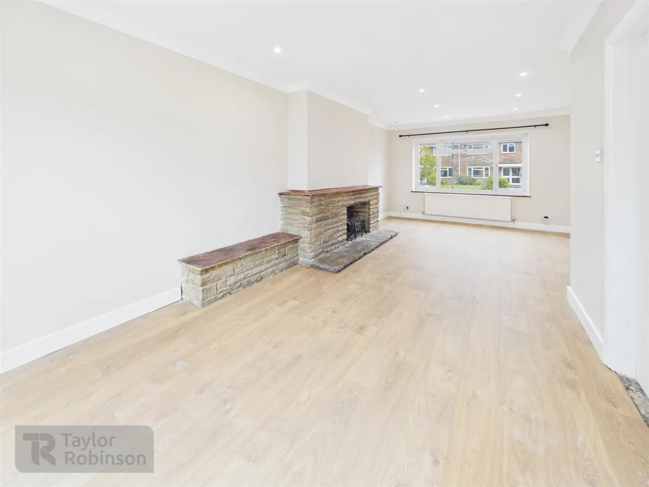 Hylands Close, Furnace Green, RH10, photo 2