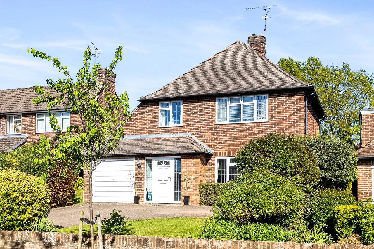 4 bed property for sale, Corunna Drive, Horsham, RH13